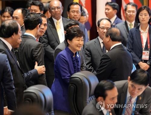 樸槿惠與各國領導人親切握手。(韓聯社)
