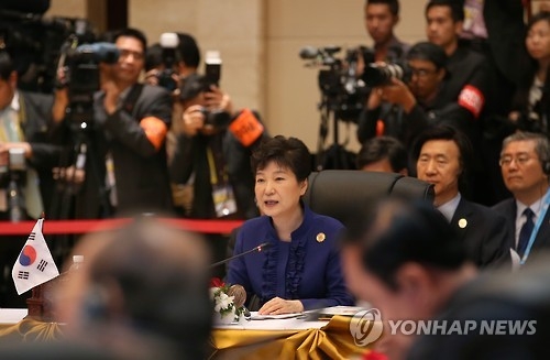 樸槿惠在韓-東盟領導人會議上發言。(韓聯社)