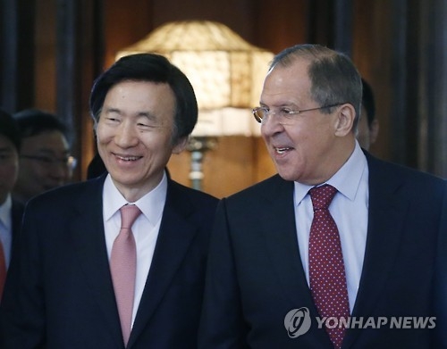 資料圖片:尹炳世(左)與拉伕羅夫(韓聯社)