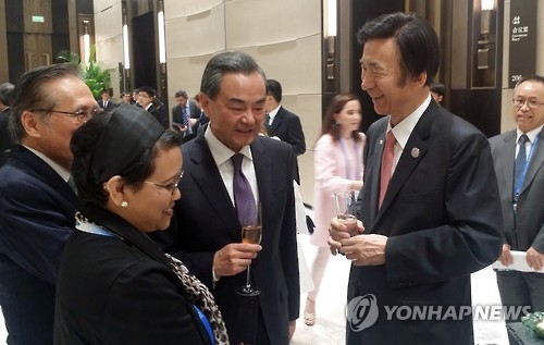 資料圖片:9月4日,在杭州G20外長午餐會上,尹炳世(右二)與王毅(右三)談笑風生。(韓聯社)