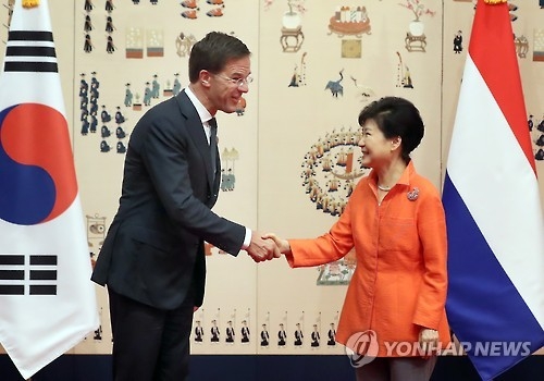 9月27日,在青瓦臺,南韓總統樸槿惠(右)和荷蘭首相馬克·呂特在會談前握手。(韓聯社)
