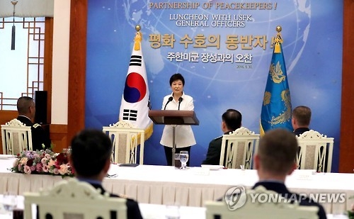 9月30日中午,在青瓦臺,樸槿惠對韓美兩軍將領講話。(韓聯社)