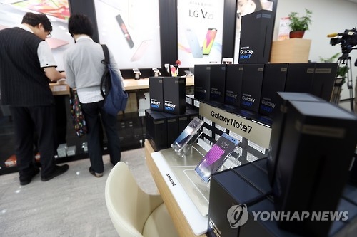 資料圖片:首爾江南區的一家手機賣場陳列Galaxy Note7。(韓聯社)