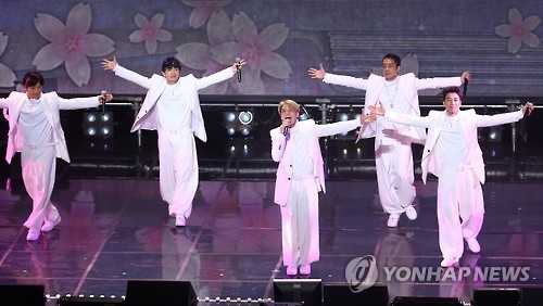 資料圖片:4月14日,在首爾世界盃體育場,水晶男孩進行MBC電視臺綜藝節目《無限挑戰-週六週六是歌手2》特輯錄製。(韓聯社)