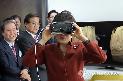 南韓總統樸槿惠在親身體驗虛擬現實技術。(韓聯社)