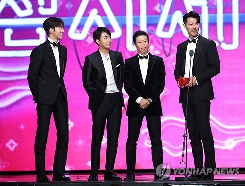 10月9日,在位於京畿道高陽市一山的KINTEX,《三時三餐-漁村篇》四人幫發表獲獎感言。(韓聯社/tvN提供)