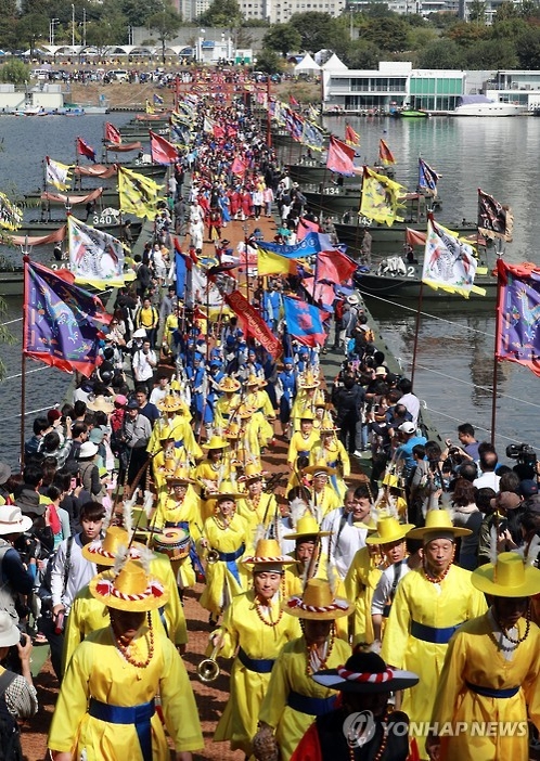 重演正祖祭陵活動現場照(韓聯社/水原市政府提供)