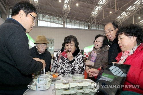 ��ƹϤ��G2015�~11��12��A�b����Ѭz�A����H�b��2015�Ѭz�n���ӫ~�i���W�~���n���ը�����C�]���p���^