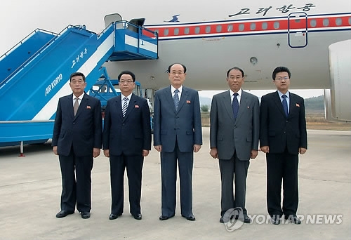 資料圖片:右二為弓錫雄,攝于2014年10月21日。圖片僅限南韓國內使用,嚴禁轉載複製。(韓聯社/朝中社)