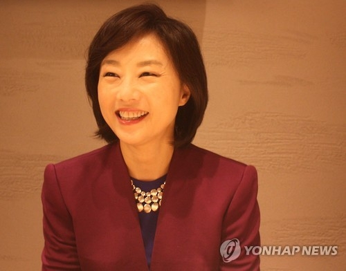 10月21日,在日本東京,南韓文化體育觀光部長官趙允旋與南韓特派記者座談。(韓聯社)