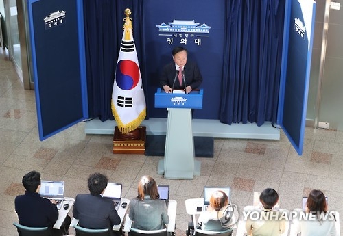 10月24日,在青瓦臺,金在原就修憲問題召開新聞發佈會。(韓聯社)