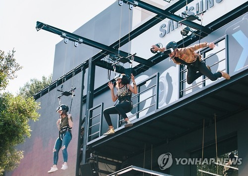 ���a�ɶ�2016�~5��19��A�b���b������ش�����GALAXY ADVENTURE PARK�A�ѥ[���笡�ʪ��H����VR�]�����{��^�Y�������۷��C�]���p��/�T�P�q�l���ѡ^