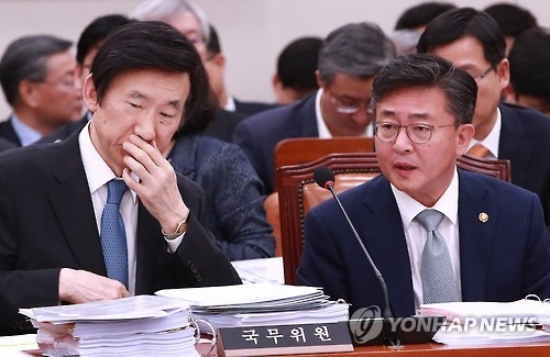 10月26日,在南韓國會,韓外交部長官尹炳世和統一部長官洪容杓出席外交統一委員會全體會議。(韓聯社)