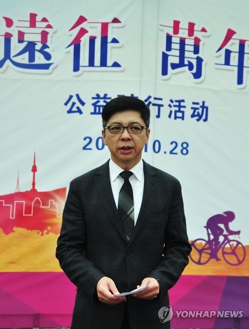 10月28日,在首爾世界盃體育場,2016“同行南韓·人文之旅”在韓中國留學人員公益騎行系列活動抱川站啟幕。圖為中國駐韓大使館教育參贊艾宏歌到場為留學生騎友們加油助威。韓聯社