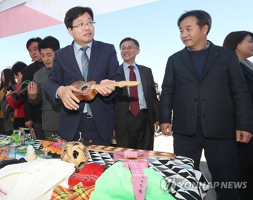 水原市長廉泰英(左三)和韓聯社社長樸魯晃(右二)出席“2016多元一家親”活動。(韓聯社)