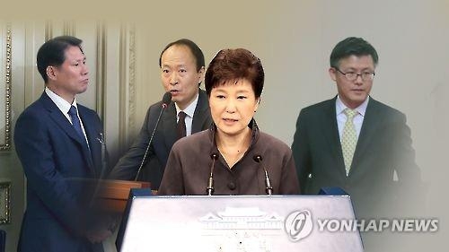 國政宣傳秘書安峰根(左起)、青瓦臺總務秘書李在萬、青瓦臺附屬秘書鄭虎成(韓聯社)