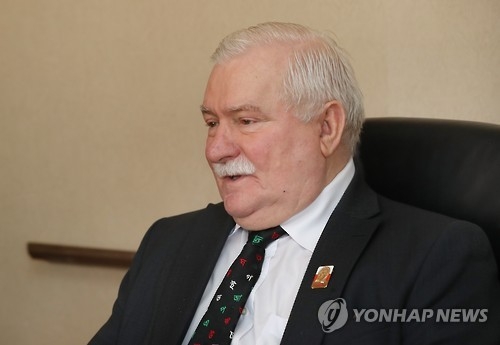 11月2日,在首爾市中區樂天酒店,波蘭前總統萊赫·瓦文薩接受韓聯社採訪。(韓聯社)