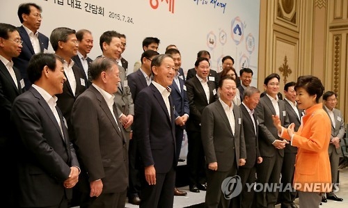 7月24日,在青瓦臺,總統樸槿惠邀請17名大企業領導進行面談。(韓聯社)