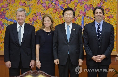 11月7日,南韓外交部長官尹炳世在首爾會見美國駐南韓、中國、日本大使前合影留念。從左依次為美國駐華大使馬克斯·博卡斯、美國駐日大使卡羅琳·肯尼迪、南韓外長尹炳世、美國駐韓大使李柏特。(韓聯社)