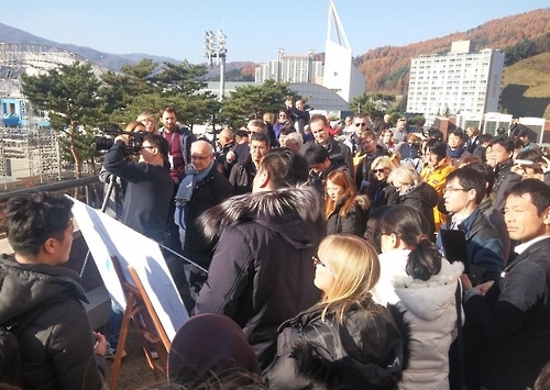 11月9日,在普光滑雪場,外媒記者聽取奧組委對賽事運營的說明。