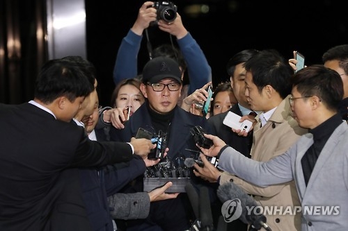 11月8日晚,在仁川國際機場,車恩澤從青島回國後接受媒體記者採訪。(韓聯社)