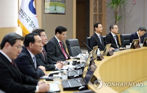 11月22日,南韓經濟副總理兼企劃財政部長官柳一鎬(左四)主持召開的國務會議。(韓聯社)