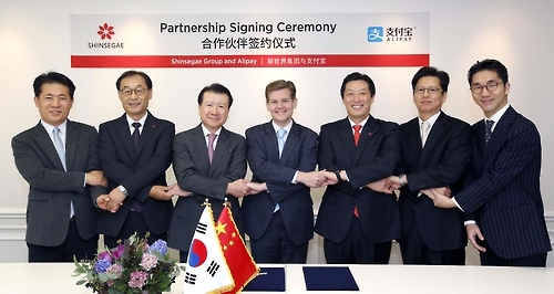 這是新世界集團旗下五家子公司和支付寶的合作夥伴簽約儀式現場照。