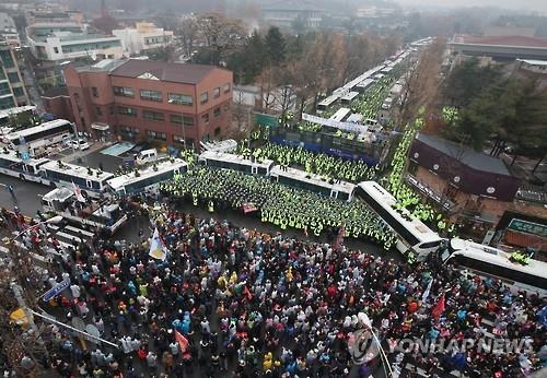 11��26��A�������C����`�Ω�200�̥~�A�n�D���Ӵf�U�O�C�]���p���^