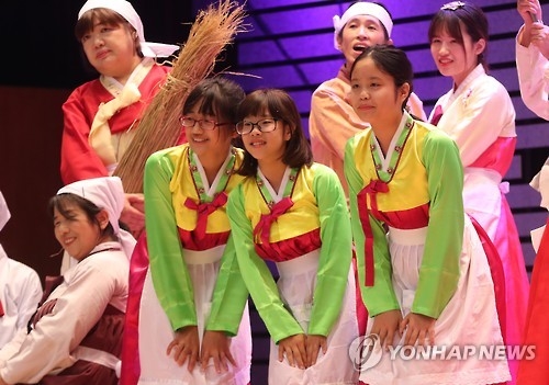 資料圖片:12月1日,在首爾農協中央會本部,參加“2016全國多元文化家庭合唱比賽”的參賽隊伍在進行表演。比賽由南韓法務部和農協聯合主辦,今年迎來第三屆。(韓聯社)