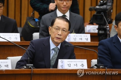 前青瓦臺秘書室長金淇春出席親信門聽證會。(韓聯社)