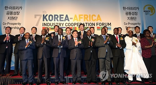 資料圖片:2014年10月20日,在首爾COEX會展中心,第7屆南韓-非洲產業合作論壇與會者合影留念。(韓聯社)