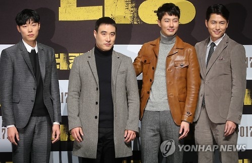 12月15日,演員柳俊烈(左起)、裴成宇、趙寅成、鄭雨盛出席《The King》定檔發佈會。(韓聯社)