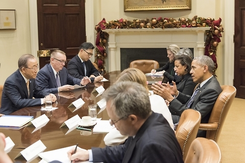 當地時間12月15日,潘基文(左一)與奧巴馬舉行會晤。(韓聯社/聯合國提供)