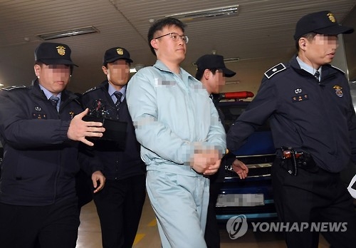 12��25��U�ȡA�b�˫H���W���˹�տ줽�ǡA�e�`�Ω����ݯ��ѩx�G�ꦨ��סC�]���p���^