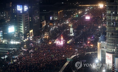2016年12月31日,南韓民眾聚集首爾光化門廣場一帶舉行第十輪燭光集會,要求總統樸槿惠立即下臺。(韓聯社)
