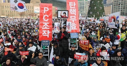 2016年12月31日,南韓保守團體聚集首爾廣場一帶舉行集會,主張總統彈劾案無效。(韓聯社)