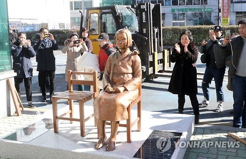 立於日本駐釜山總領事館前的慰安婦少女像(韓聯社)