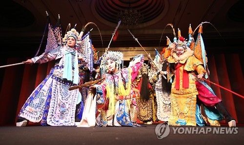 資料圖片:圖為2016南韓“歡樂春節”閉幕式上的京劇表演。(韓聯社)