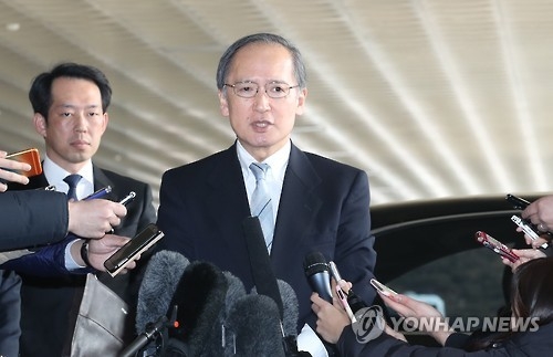 1月9日,在首爾金浦機場,長嶺安政回答媒體記者提問。(韓聯社)