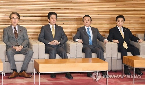 1月10日,日本副總理兼財政大臣麻生太郎(左三)出席內閣會議。(韓聯社/共同社)