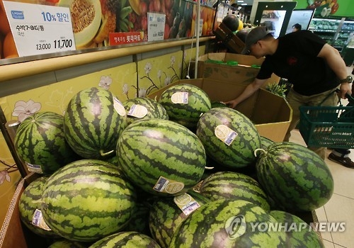 資料圖片:隨著一人戶增多,迷你西瓜更受歡迎。(韓聯社)