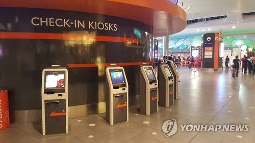資料圖片:吉隆坡國際機場內設置的自助登機系統(韓聯社)