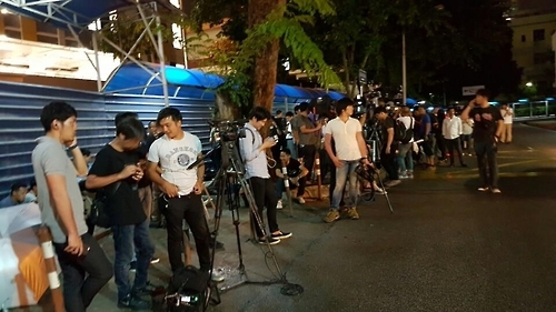 記者雲集院外等候喪主到太平間認領金正男遺體。(韓聯社)