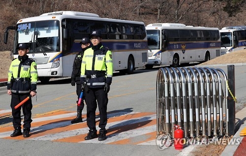 2月27日下午,在星州高球場入口,警方出動警力把守森嚴。(韓聯社)