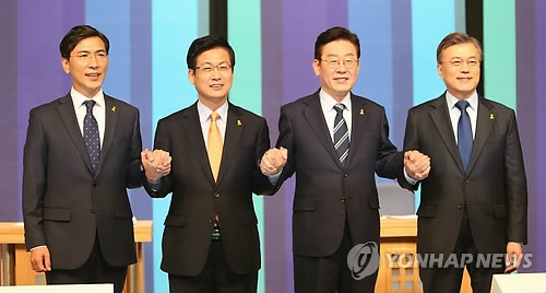 資料圖片:3月25日下午,在忠清北道清州市,共同民主黨新老政治明星在黨內初選電視辯論前合影,左起依次是安熙正、高陽市長崔星、李在明和文在寅。(韓聯社)