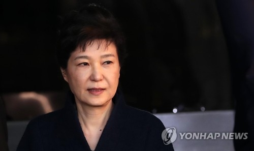 資料圖片:3月22日,在位於首爾瑞草區的中央地方檢察廳,南韓前總統樸槿惠準備乘車回家。樸槿惠21日到案受訊,受訊時間長達21小時。(韓聯社/聯合攝影組)