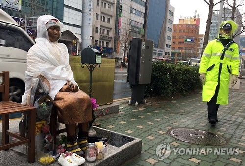 ��ƹϤ��G2��20��W�ȡA�b�y�s����]�e�A�@�W�n��ĵ��L���w���֤k�ɹ��ǡC�]���p���^