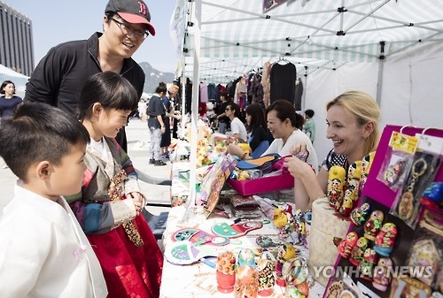 ��ƹϤ��G�h�~9��25��A�b�������ƪ��s���A�Ĥl�̦b�~��H���D�����D�磌�~�C�]���p���^