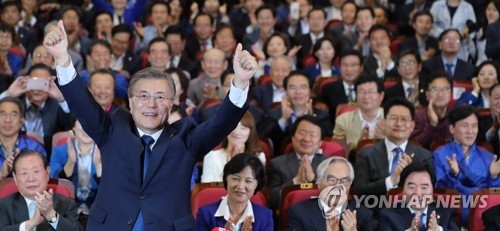 5��9��ߡA�b��󭺺����o�q����|ĳ���|�]�j�|ĳ�ǡA�@�P���D�ҭԿ�H��b�G����ݰ_�j����C