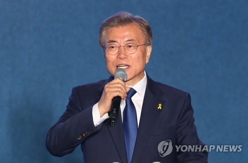 5月9日晚,在首爾光化門廣場,文在寅發表講話。(韓聯社)